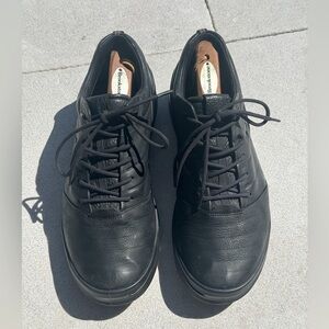 Ecco black leather golf shoes. Size 8. Insert is removable to make them Size 8W.